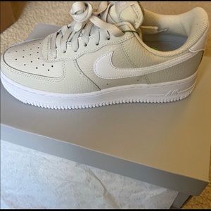 nike air force 1 ‘07 light bone/white sz 7.5w